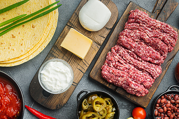 포토 JPG 해외이미지 식재료 회색배경 치즈 콩 실내 샌드위치 사람없음 준비 멕시코음식 나무도마 다진고기 살사소스 토르티야 할라피뇨 다짐육 케사디야 해외포토 음식 백그라운드 고추 유제품 곡류 도마 서양음식 육류 내부 목재 회색 소스_음식 파일형식 이미지허브