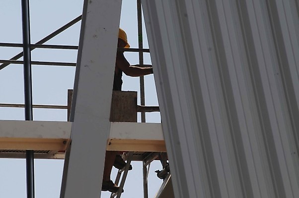 포토 JPG 해외이미지 주간 전신 남자 실루엣 한명 성인 야외 옆모습 건설현장 안전모 성인남자한명만 건설근로자 해외포토 자연요소 직업 1 뷰포인트 건설업 촬영기법 사람 헬멧 안전장비 남자한명만 성인남자만 파일형식 이미지허브