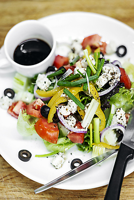 포토 JPG 해외이미지 전통 접시 유럽 음식 채소 탁자 치즈 건강 사람없음 목재 빛 컬러풀 식사 샐러드 신선 클래식 먹기 유기농 심플 그리스인 섞기 해외포토 서양인 나무 식기 웰빙 나라 컬러 가구 컨셉 재료 모션 유제품 파일형식 이미지허브