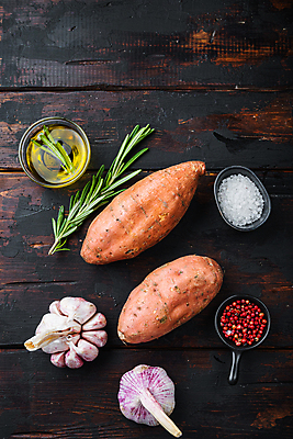 포토 JPG 해외이미지 실내 사람없음 하이앵글 올리브오일 고구마 소금 로즈메리 통마늘 통후추 나무배경 해외포토 뷰포인트 백그라운드 뿌리채소 마늘 내부 기름_음식 허브 후추 파일형식 이미지허브