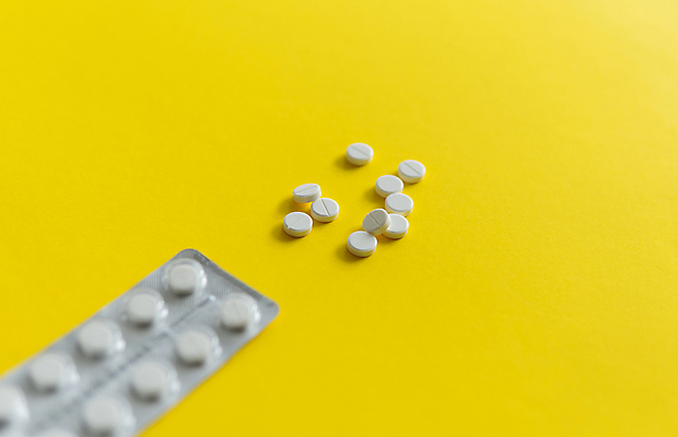 포토 JPG 해외이미지 백그라운드 포장 건강 사람없음 알약 약 은박지 노란배경 비타민제 카피스페이스 해외포토 의학 노란색 공백 비타민 파일형식 이미지허브