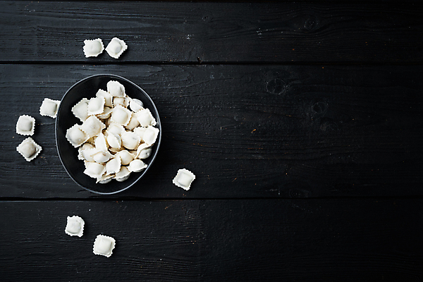 포토 JPG 해외이미지 검은배경 실내 사람없음 이탈리아음식 라비올리 카피스페이스 해외포토 백그라운드 서양음식 내부 검은색 공백 파일형식 이미지허브