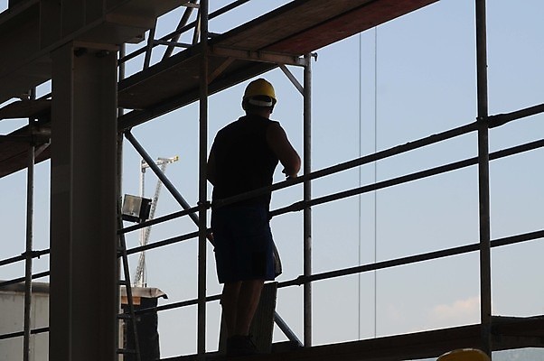 포토 JPG 해외이미지 주간 전신 남자 실루엣 한명 서기 사람 성인 야외 뒷모습 건설현장 안전모 성인남자한명만 건설근로자 해외포토 자연요소 직업 1 뷰포인트 모션 건설업 촬영기법 헬멧 안전장비 남자한명만 성인남자만 파일형식 이미지허브