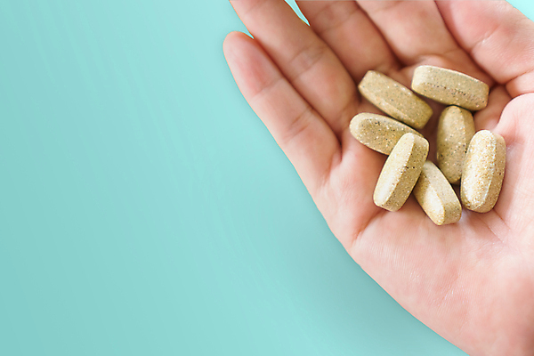 포토 JPG 해외이미지 손 실내 들기 신체부위 알약 약 파란배경 해외포토 백그라운드 의학 모션 사람 내부 파란색 파일형식 이미지허브