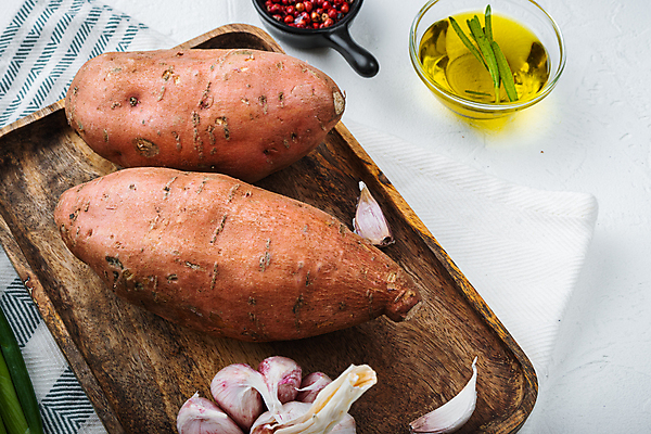 포토 JPG 해외이미지 실내 사람없음 식탁보 올리브오일 흰배경 고구마 로즈메리 나무쟁반 통마늘 해외포토 백그라운드 뿌리채소 쟁반 마늘 내부 목재 흰색 기름_음식 허브 파일형식 이미지허브