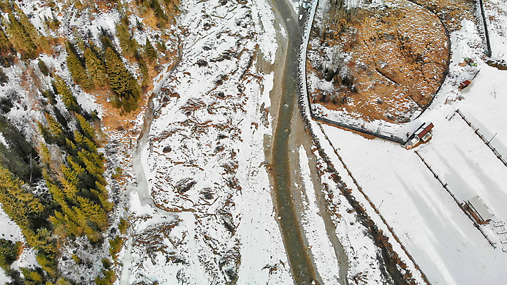 포토 JPG 해외이미지 나무 공원 유럽 여행 백그라운드 겨울 자연 하늘 산 안테나 사람없음 야외 목재 초록색 물 교회 환경 계곡 맑음 이탈리아 숲 알프스 머리위 내추럴 드론 해외포토 자연요소 식물 계절 공공시설 나라 컬러 재료 통신 종교건축 날씨 건물 생태계 파일형식 이미지허브