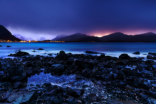 포토 JPG 해외이미지 계절 유럽 바다 섬 여행 겨울 자연 하늘 날씨 산 주택 파노라마 노르웨이 풍경 사람없음 야외 물 태양 마을 일출 어둠 황혼 일몰 추위 야간 저녁 북극 장면 북쪽 타운 스칸디나비아 해외포토 자연요소 나라 촬영기법 건물 노을 도시 극지방 방향 생태계 파일형식 이미지허브
