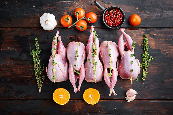 포토 JPG 해외이미지 오렌지 식재료 방울토마토 실내 마늘 생고기 육류 사람없음 하이앵글 허브 메추리 통마늘 통후추 나무배경 해외포토 식물 뷰포인트 백그라운드 토마토 채소 과일 내부 후추 파일형식 이미지허브