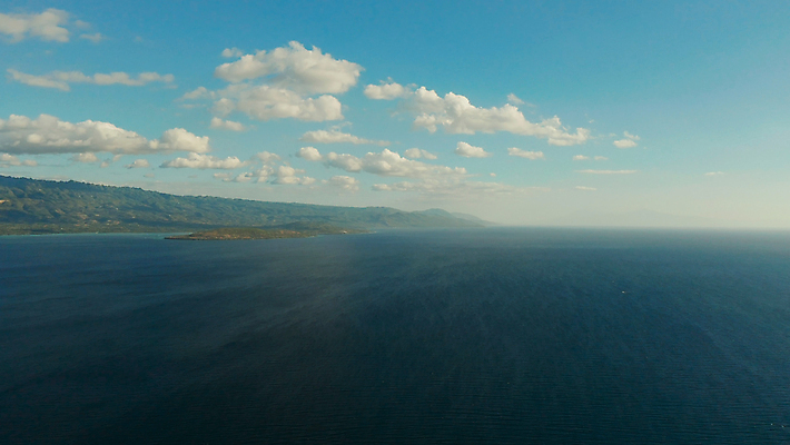 포토 JPG 해외이미지 나무 식물 구름 아시아 바다 섬 여행 잎 자연 하늘 휴가 산 손바닥 풍경 사람없음 야외 목재 초록색 물 여름 야자수 만 숲 언덕 이국적 조감도 해외포토 자연요소 손 계절 나라 컬러 재료 생태계 파일형식 이미지허브