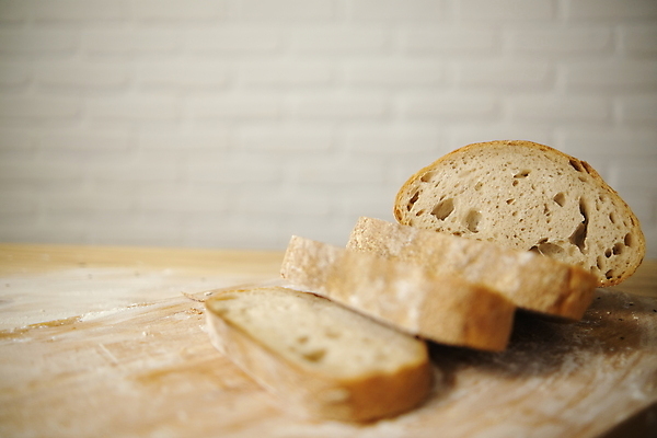 포토 JPG 해외이미지 손 여자 음식 빵 조각 백그라운드 다이어트 탁자 샌드위치 건강 요리 사람없음 갈색 주방 요리사 식사 저녁식사 빵집 껍질 흰색 시골 신선 칼 맛 아침식사 낟알 자르기 밀 굽기 먹기 유기농 슬라이스 밀가루 토스트 덩어리 내추럴 제빵사 페스츄리 핸드메이드 해외포토 직업 웰빙 컬러 가구 컨셉 모션 곡류 사람 신체부위 상점 가루 구이 파일형식 이미지허브
