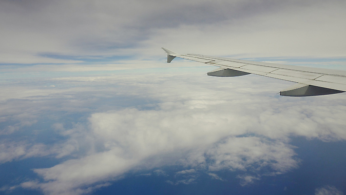 포토 JPG 해외이미지 구름 바다 섬 여행 창문 교통시설 자연 하늘 휴가 비행기 안테나 풍경 사람없음 물 여름 파란색 여행객 분위기 정상 항공 승객 대패 해외포토 자연요소 계절 컬러 교통 컨셉 통신 항공교통 대중교통 사람 시설 생태계 파일형식 이미지허브