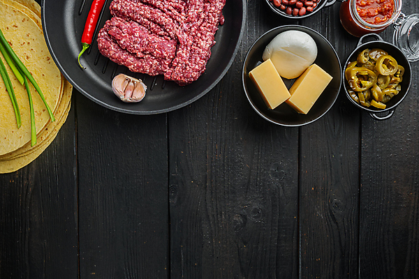 포토 JPG 해외이미지 식재료 검은배경 치즈 쟁반 실내 샌드위치 사람없음 준비 멕시코음식 다진고기 살사소스 토르티야 할라피뇨 다짐육 카피스페이스 케사디야 해외포토 음식 백그라운드 고추 유제품 서양음식 육류 내부 검은색 공백 소스_음식 파일형식 이미지허브