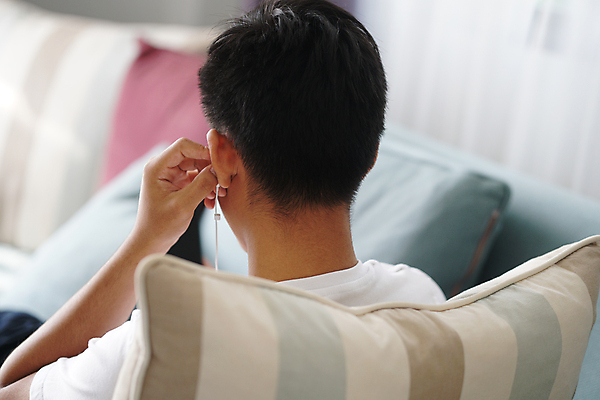 포토 JPG 해외이미지 라이프스타일 행복 음악 이어폰 거실 인터넷 모바일 휴식 주택 한명 동양인 스마트폰 핸드폰 소파 듣기 온라인 해외포토 1 감정 음향기기 컨셉 의자 모션 문화예술 사람 인종 건물 생활 전자제품 스마트기기 파일형식 이미지허브