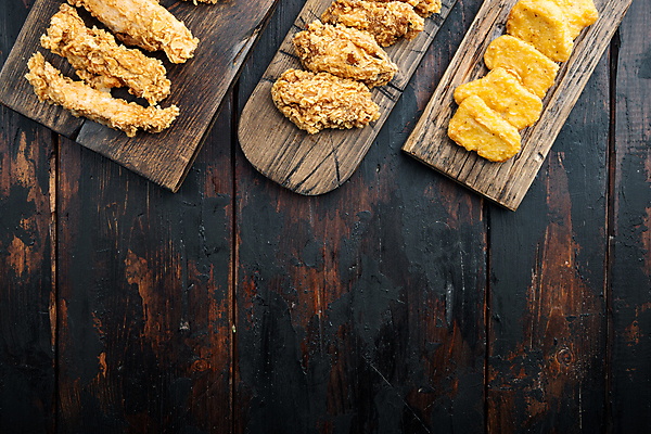 포토 JPG 해외이미지 조각 패스트푸드 요리 사람없음 치킨 튀김 나무도마 치킨너겟 카피스페이스 텐더 해외포토 음식 도마 목재 공백 인스턴트 닭고기요리 파일형식 이미지허브