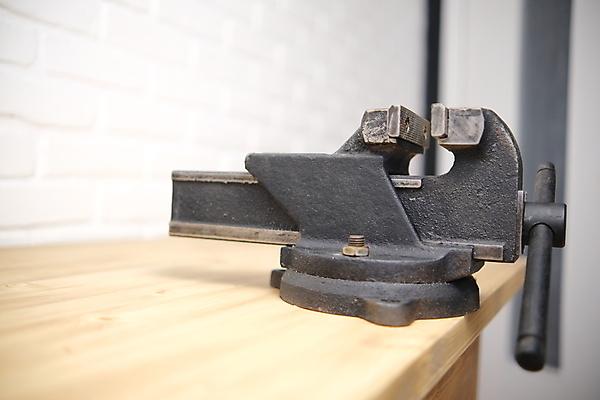 포토 JPG 해외이미지 산업 백그라운드 컨셉 벤치 탁자 노동자 집게 손잡이 사람없음 금속 장비 기구 도구 공구 잡기 업무 작업실 수리 철 목수 오브젝트 서비스 부식 싱글 복고 클립 목공예 정비공 조절 압력 옛날 작업대 조이기 짜기 철강 하드웨어 해외포토 직업 가구 의자 모션 재질 컴퓨터 작업 기술자 공예 파일형식 이미지허브