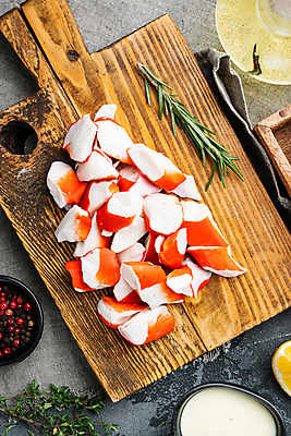 포토 JPG 해외이미지 그릇 식재료 회색배경 실내 사람없음 하이앵글 신선 레몬 후추 로즈메리 마요네즈 나무도마 맛살 해외포토 식기 음식 뷰포인트 백그라운드 과일 도마 내부 목재 회색 소스_음식 허브 향신료 파일형식 이미지허브