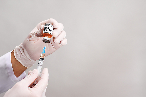 포토 JPG 해외이미지 손 여자 주사기 성인 사람없음 간호사 의사 잡기 바이러스 예방 주사약 개발 백신 예방접종 예방주사 코로나바이러스 해외포토 의학 의료기기 모션 사람 신체부위 약 의료진 접종 파일형식 이미지허브