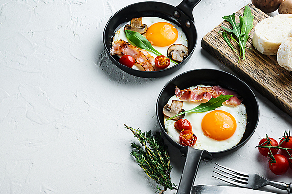 포토 JPG 해외이미지 음식 빵 채소 방울토마토 사람없음 하이앵글 계란 버섯 프라이팬 계란프라이 계란요리 허브 브런치 양송이 베이컨 카피스페이스 해외포토 식물 뷰포인트 토마토 주방용품 돼지고기 요리 알 식사 공백 파일형식 이미지허브