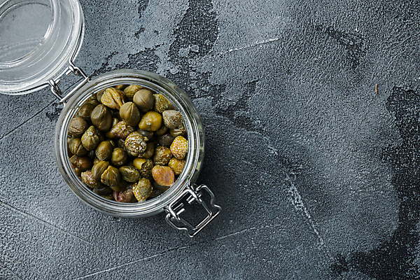 포토 JPG 해외이미지 회색배경 유리병 실내 사람없음 하이앵글 피클 케이퍼 카피스페이스 해외포토 뷰포인트 백그라운드 병_용기 내부 공백 회색 향신료 절임 파일형식 이미지허브