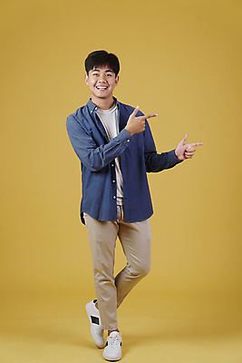 포토 JPG 해외이미지 학생 라이프스타일 남자 행복 백그라운드 손가락 태국 한명 서기 미소 동양인 손짓 성인 우주 가리킴 자신감 흥분 고립 카피스페이스 해외포토 1 손 감정 아시아 모션 표정 사람 인종 생활 공백 파일형식 이미지허브