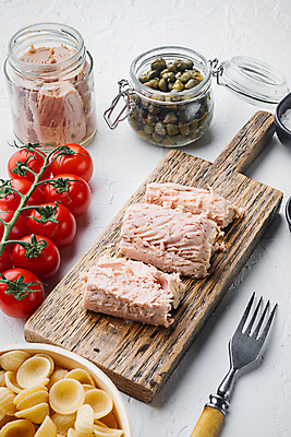 포토 JPG 해외이미지 음식 조각 재료 육류 어류 사람없음 껍질 캔 밀 참치 해산물 준비 흰배경 성분 통조림 병조림 생식 핸드메이드 해외포토 백그라운드 식재료 곡류 수중동물 흰색 파일형식 이미지허브