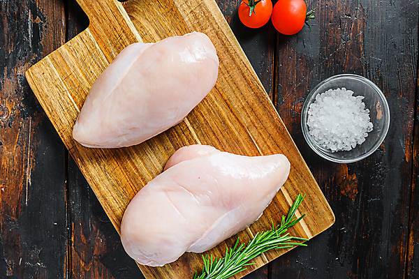 포토 JPG 해외이미지 그릇 토마토 도마 생고기 사람없음 소금 로즈메리 닭가슴살 나무배경 해외포토 식기 백그라운드 채소 주방용품 육류 닭고기 허브 파일형식 이미지허브