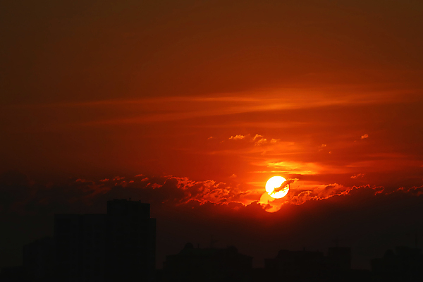 포토 JPG 해외이미지 구름 실루엣 백그라운드 오렌지 자연 하늘 아침 풍경 사람없음 야외 건물 파란색 빛 햇빛 태양 노란색 일출 검은색 일몰 도시 황금 저녁 만족 폭풍 타운 넘어짐 수평선 해외포토 주간 자연요소 건축물 감정 컬러 과일 모션 날씨 촬영기법 노을 야간 생태계 파일형식 이미지허브