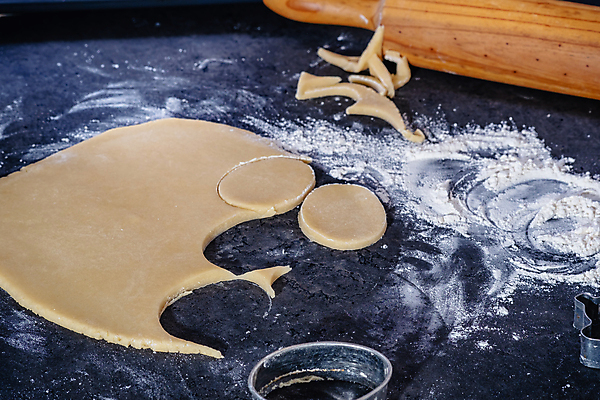 포토 JPG 해외이미지 손 음식 빵 크리스마스 탁자 부활절 주택 피자 요리 사람없음 쿠키 케이크 주방 빵집 굽기 준비 반죽 만들기 롤 레시피 시트 밀가루반죽 제빵사 페스츄리 핸드메이드 해외포토 직업 기념일 가구 모션 디저트 패스트푸드 서양음식 건물 신체부위 상점 구이 파일형식 이미지허브