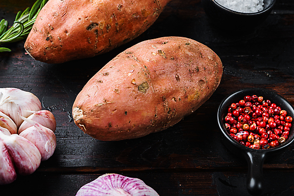 포토 JPG 해외이미지 실내 근접촬영 사람없음 고구마 통마늘 통후추 나무배경 해외포토 뷰포인트 백그라운드 뿌리채소 마늘 내부 후추 파일형식 이미지허브