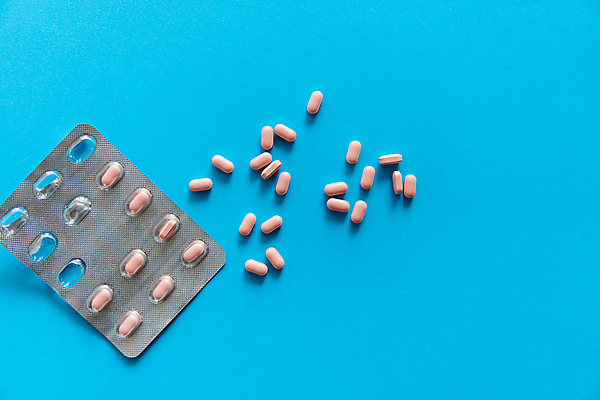 포토 JPG 해외이미지 백그라운드 포장 건강 사람없음 알약 약 은박지 파란배경 비타민제 카피스페이스 해외포토 의학 파란색 공백 비타민 파일형식 이미지허브