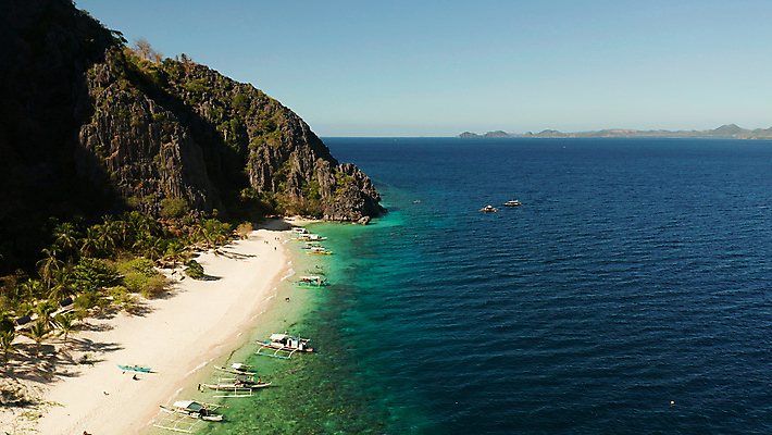 포토 JPG 해외이미지 나무 모래 바다 섬 여행 하늘 휴가 휴식 안테나 파노라마 풍경 사람없음 초록색 물 파란색 야자수 뷰티 여행객 맑음 만 보트 서핑 암초 이국적 조감도 터키석 해외포토 자연요소 식물 컬러 컨셉 배_교통 통신 날씨 촬영기법 사람 수상스포츠 보석 파일형식 이미지허브