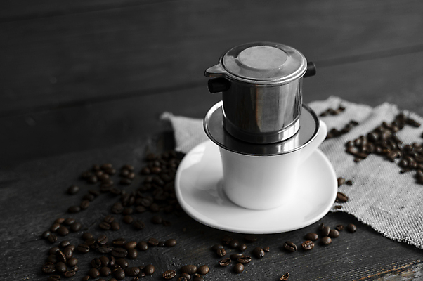 포토 JPG 해외이미지 커피 사람없음 금속 머그컵 컵받침 나무탁자 포타필터 해외포토 음료 재질 탁자 컵 받침대 커피용품 파일형식 이미지허브