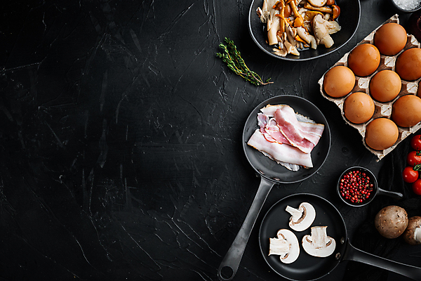 포토 JPG 해외이미지 음식 식재료 방울토마토 사람없음 하이앵글 계란 버섯 허브 양송이 베이컨 계란판 카피스페이스 해외포토 식물 뷰포인트 토마토 돼지고기 알 공백 파일형식 이미지허브