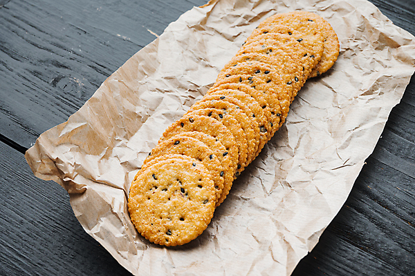 포토 JPG 해외이미지 실내 사람없음 크래커 원형 일렬 종이호일 나무배경 해외포토 도형 백그라운드 내부 쿠키 파일형식 이미지허브