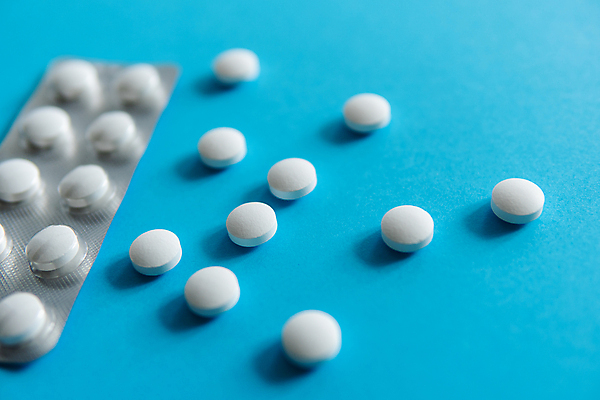 포토 JPG 해외이미지 백그라운드 포장 건강 사람없음 알약 약 은박지 파란배경 비타민제 카피스페이스 해외포토 의학 파란색 공백 비타민 파일형식 이미지허브