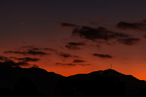 포토 JPG 해외이미지 아시아 창문 유리 하늘 산 파노라마 손잡이 동양인 사람없음 태양 반사 일몰 새벽 도시 언덕 타운 해외포토 자연요소 나라 재질 촬영기법 인종 노을 파일형식 이미지허브