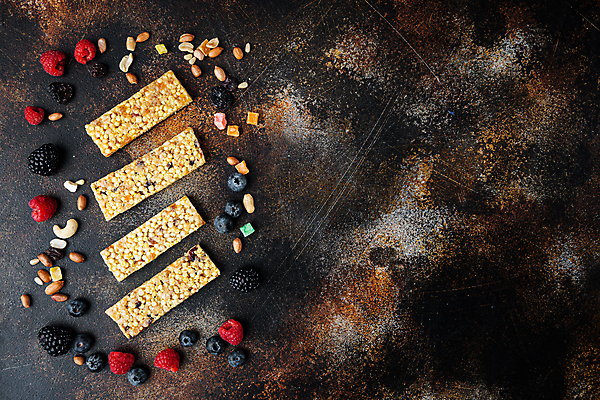 포토 JPG 해외이미지 바닥 실내 사람없음 하이앵글 달콤 블루베리 산딸기 땅콩 건강식품 블랙베리 에너지바 캐슈넛 카피스페이스 해외포토 음식 뷰포인트 과일 건강 내부 공백 견과류 맛 파일형식 이미지허브