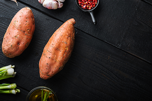 포토 JPG 해외이미지 검은배경 실내 마늘 사람없음 하이앵글 올리브오일 고구마 파 통후추 카피스페이스 해외포토 뷰포인트 백그라운드 채소 뿌리채소 내부 검은색 공백 기름_음식 후추 파일형식 이미지허브