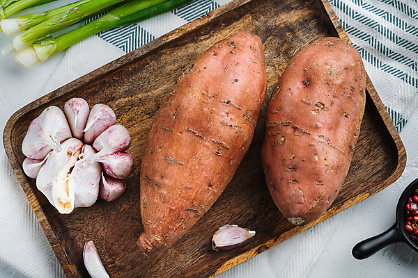 포토 JPG 해외이미지 실내 사람없음 하이앵글 식탁보 고구마 파 나무쟁반 통마늘 해외포토 뷰포인트 채소 뿌리채소 쟁반 마늘 내부 목재 파일형식 이미지허브