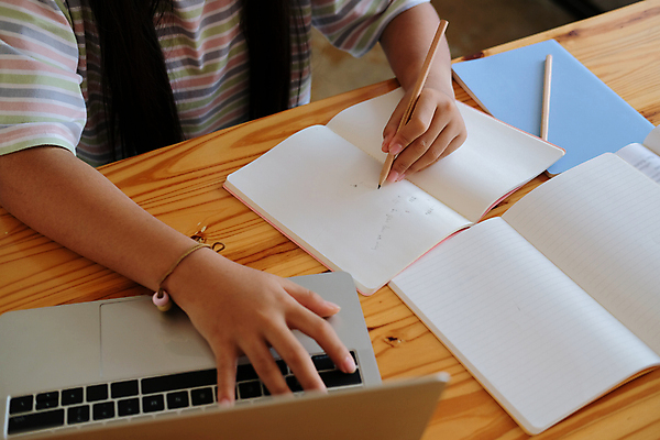 포토 JPG 해외이미지 학생 교육 어린이 남학생 인터넷 교실 학교 수업 거리 주택 한명 책 노트북 스터디 컴퓨터 공책 강의 멀리 온라인 동영상 온라인강의 이러닝 코로나바이러스 해외포토 1 남자 문구용품 사람 건물 전자제품 학습 바이러스 파일형식 언택트 이미지허브