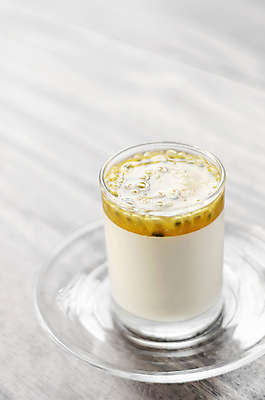 포토 JPG 해외이미지 음식 부분 유리 디저트 건강 요리 동양인 사람없음 컵 신선 발표 달콤 퓨전 유기농 심플 코코넛 비건 해외포토 식기 웰빙 과일 재질 인종 맛 채식주의자 파일형식 이미지허브