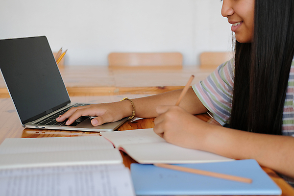 포토 JPG 해외이미지 학생 교육 어린이 남학생 인터넷 교실 학교 수업 거리 주택 한명 책 노트북 스터디 컴퓨터 공책 강의 멀리 온라인 동영상 온라인강의 이러닝 코로나바이러스 해외포토 1 남자 문구용품 사람 건물 전자제품 학습 바이러스 파일형식 언택트 이미지허브