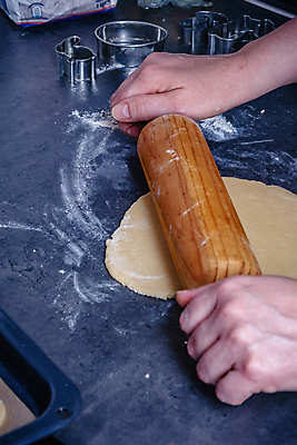 포토 JPG 해외이미지 손 음식 빵 크리스마스 탁자 부활절 주택 피자 요리 사람없음 쿠키 케이크 주방 빵집 굽기 준비 반죽 만들기 롤 레시피 시트 밀가루반죽 제빵사 페스츄리 핸드메이드 해외포토 직업 기념일 가구 모션 디저트 패스트푸드 서양음식 건물 신체부위 상점 구이 파일형식 이미지허브