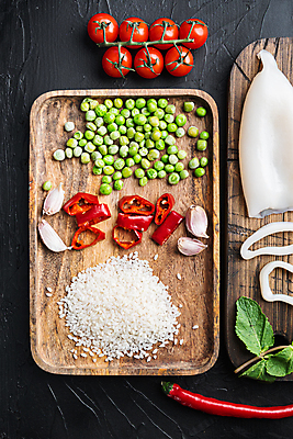 포토 JPG 해외이미지 접시 백그라운드 방울토마토 고추 검은배경 마늘 사람없음 전통음식 해산물 오징어 완두콩 날것 슬라이스 홍합 나무도마 나무쟁반 스페인요리 파에야 해외포토 전통 식기 음식 토마토 채소 어패류 콩 연체동물 도마 쟁반 서양음식 목재 검은색 수중동물 스페인 파일형식 이미지허브