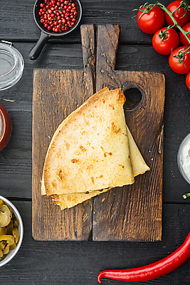 포토 JPG 해외이미지 접시 방울토마토 검은배경 실내 샌드위치 사람없음 홍고추 멕시코음식 나무도마 통후추 케사디야 해외포토 식기 음식 백그라운드 토마토 고추 도마 서양음식 내부 목재 검은색 후추 파일형식 이미지허브