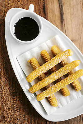 포토 JPG 해외이미지 접시 음식 사람없음 하이앵글 아침식사 초코시럽 츄러스 해외포토 식기 뷰포인트 디저트 초콜릿 식사 시럽 파일형식 이미지허브