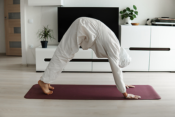 포토 JPG 해외이미지 라이프스타일 남자 포즈 거실 신체 요가 휴식 아파트 주택 실내 건강 가면 사람 앉기 정장 사람없음 운동 숫자 건강관리 스트레칭 매트 보호 유연 연습 명상 온라인 고립 전염병 해외포토 문자 웰빙 옷 컨셉 모션 관리 내부 건물 생활 질병 파일형식 이미지허브