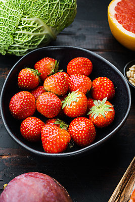 포토 JPG 해외이미지 그릇 딸기 사람없음 빨간색 자몽 배추 잣 비트 해외포토 식기 컬러 채소 과일 견과류 파일형식 이미지허브