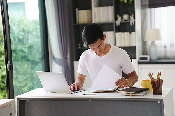 포토 JPG 해외이미지 학생 비즈니스 사업가 거리 주택 한명 동양인 10대 컴퓨터 쪽지 기록 업무 작업 비즈니스맨 온라인 소셜 온라인강의 웨비나 해외포토 직업 1 남자 청소년 사람 인종 건물 전자제품 직장인 강의 세미나 파일형식 언택트 이미지허브