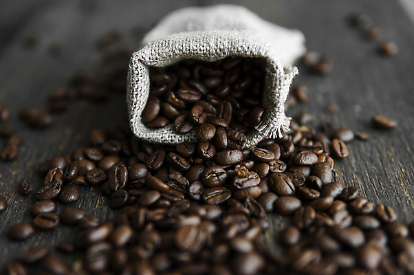 포토 JPG 해외이미지 커피 실내 사람없음 원두 나무탁자 커피자루 해외포토 음료 탁자 내부 자루 파일형식 이미지허브